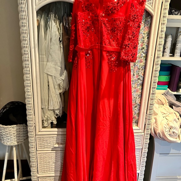 Red dress - Picture 2 of 2